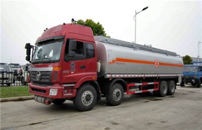 高效運(yùn)輸?shù)膱?jiān)實(shí)力量——?dú)W曼前四后八運(yùn)油車(chē)解析