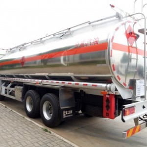 28噸運(yùn)油車(chē) 石油物流的重要支撐