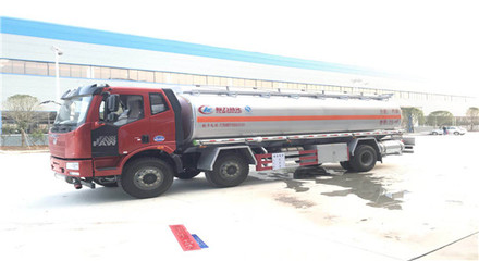 解放J6小三軸運(yùn)油車(chē) 高效可靠的燃油運(yùn)輸專(zhuān)家